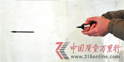記者試驗飛針的威力。本報記者陶冉攝 記者試驗飛針的威力。本報記者陶冉攝