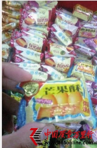 12月13日,長沙市家潤多超市,徐福記的芒果酥仍在售。記者 龔磊 攝 12月13日,長沙市家潤多超市,徐福記的芒果酥仍在售。記者 龔磊 攝