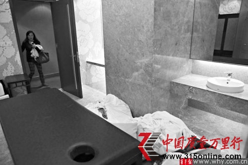 頤尊水療會所大寧國際喜來登店人去樓空,雜物被丟棄在水療房內。本報記者 丁嘉 攝
