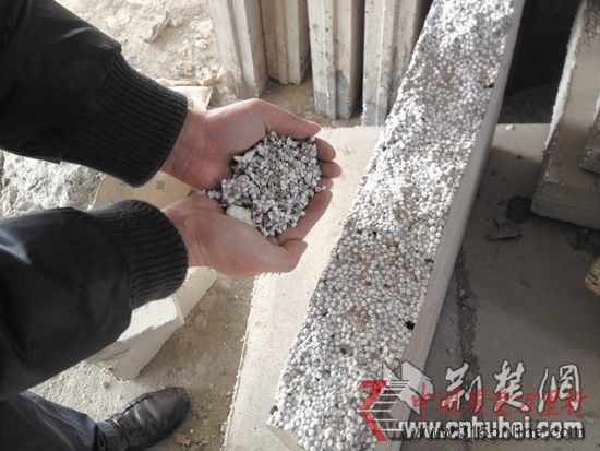 圖為:泡沫板材斷裂后掉出的碎末