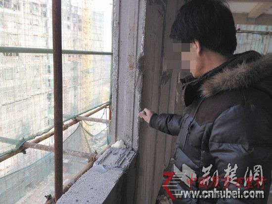 圖為:外墻也由泡沫板砌成
