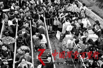 深圳中英街門口出關處的人龍猶如春運,人們手中提的最多的就是嬰兒用品,不少人手中提著好幾罐奶粉,甚至成箱購買。IC