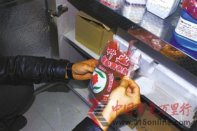 在原料中非法添加保水劑、黏合劑、染色劑。
