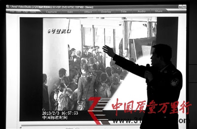 2月5日,當日出警民警通過視頻錄像介紹警方現場處置情況。圖/CFP 2月5日,當日出警民警通過視頻錄像介紹警方現場處置情況。圖/CFP