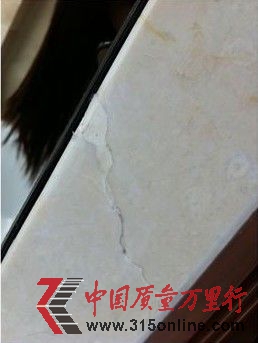 門框旁邊墻面出現明顯裂紋。
