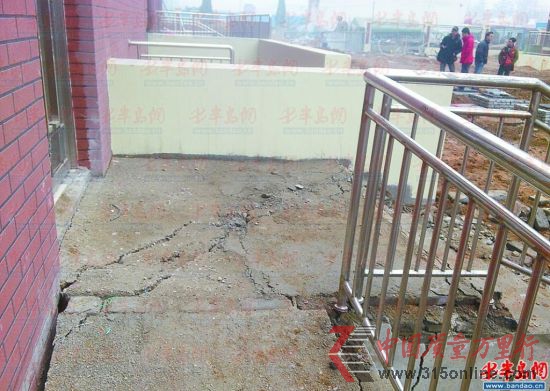 樓房門口地面出現(xiàn)裂縫和下沉。 樓房門口地面出現(xiàn)裂縫和下沉。