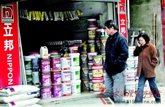 圖為:市民到裝修材料市場選購 記者佟建國攝 圖為:市民到裝修材料市場選購 記者佟建國攝