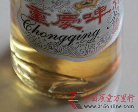 圖為出現(xiàn)玻璃的開瓶重慶啤酒。(圖片來源:鄧子inhere微博)