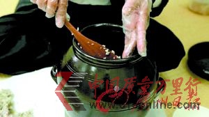 將米飯、酵母和糞水混合物拌在一起。