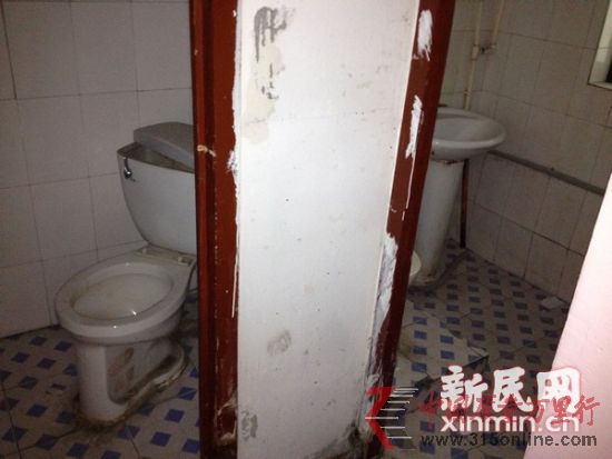 圖說:長期以來,中遠(yuǎn)兩灣城居民飽受群租活動(dòng)的困擾,一間群租房往往被分割成八九間或更多“單間”分別出租,就連衛(wèi)生間也被一分為二。新民網(wǎng)記者 沈文林 攝