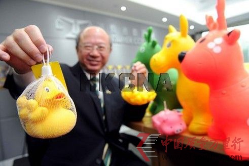 香港消委會11月14日在記者會上表示,在測試市面27款玩具或兒童產品,近半有潛在窒息危險,當中7款玩具驗出塑化劑超出歐美安全標準。來源:香港中通社
